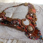 Plastron Envol Exotique brod&eacute; de dentelle, perles de gemme, diverses perles de tr&egrave;s belle qualit&eacute; fa&ccedil;on Haute-Couture